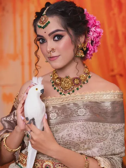This bride looks ethereal with a beautiful antique Lakshmi choker and matching maang tikka. This style is perfect for a soft, elegant Muhurtham look.