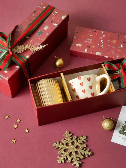 Cozy up this Christmas with our Merry Moments Hamper. It comes with a heart-printed mug, brownie bites, and a spiced scent candle.