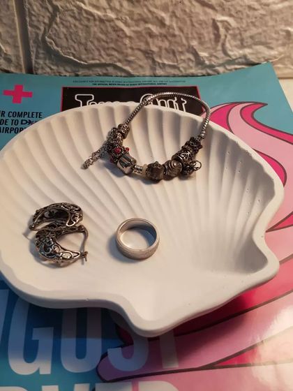 A simple and elegant way to store your everyday jewelry. The clam shell dish keeps everything in one place.