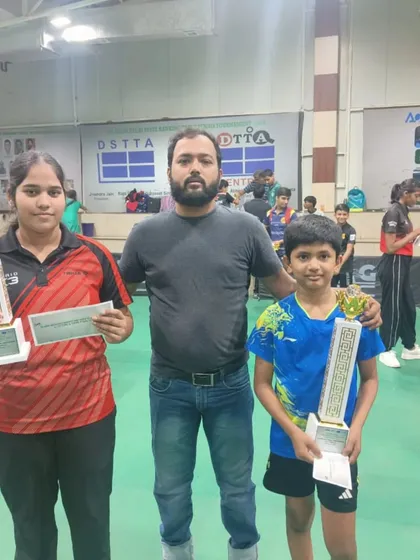 A closer look at our champions Ayushi and Arunim with their trophies from the 4th Delhi State Ranking Tournament.