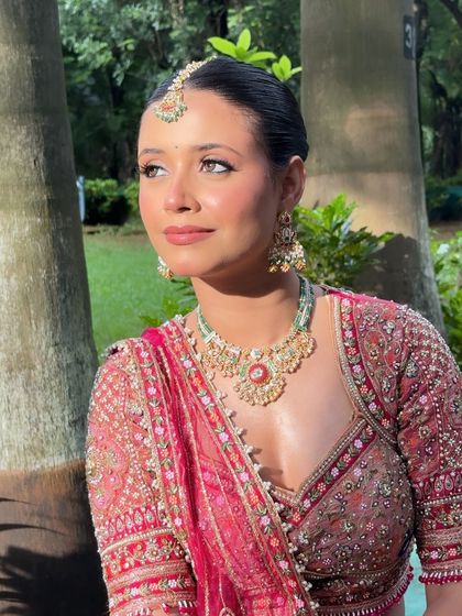 Another angle of this sun-kissed modern bridal look. The focus is on luminous skin and soft, romantic tones that enhance her natural beauty.