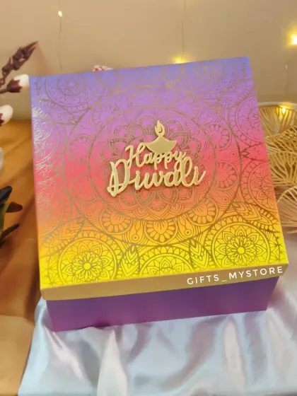 The beautiful lid of our multi-colored premium hamper. The gradient design and gold mandala pattern give it a very festive and artistic feel.