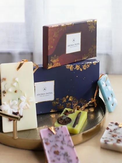 Discover a flame-free way to scent your home with our botanical wax tablets. Each tablet is a small work of art, infused with essential oils and adorned with dried flowers and spices, designed to gently perfume your closets and drawers.