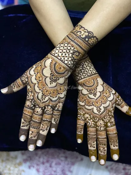A lovely symmetrical design that is perfect for any festive occasion, with clean lines and a balanced composition.