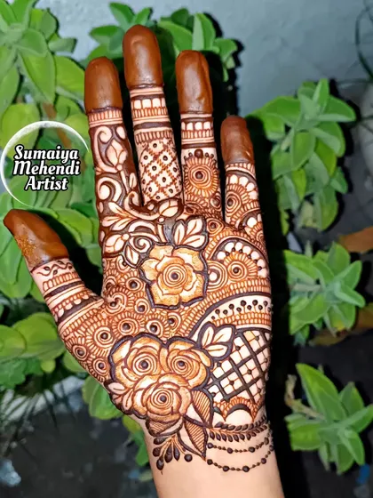 A lovely rose-themed design with detailed netting on the fingers. The filled tips give it a classic touch.