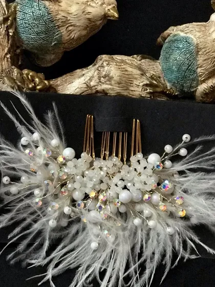 There's something so soft and romantic about feathers. This pearly feather comb gives an ethereal, fairytale touch that I absolutely adore for a classic bridal or engagement look.