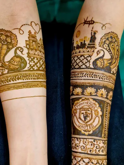 This design tells an international love story, from India to the USA. It includes the New York skyline with the Statue of Liberty, a Manchester United logo for the groom, and Indian motifs like the cobra and peacock.