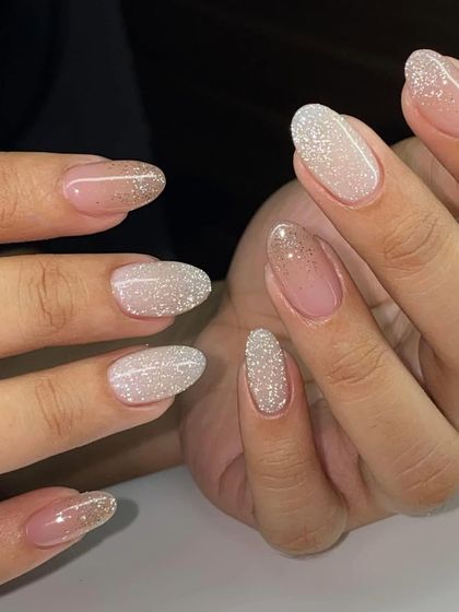 A full set of sparkling silver glitter nails. This is a simple but high-impact look that is perfect for any celebration.