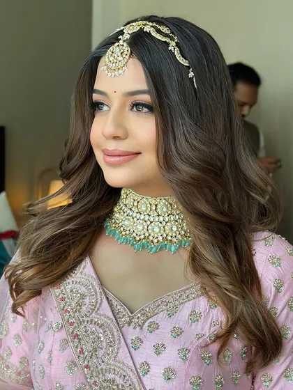 Soft waves paired with a beautiful matha patti for a pastel-themed wedding event.