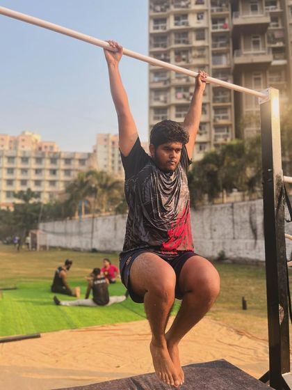 An athlete working on his hanging knee tucks at our outdoor facility. Training in the sun adds an extra layer of intensity.