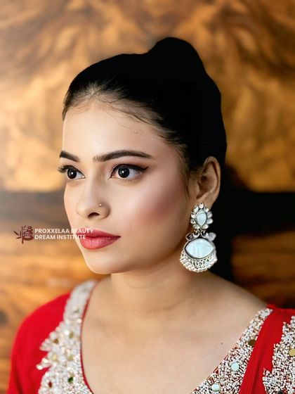 A confident, eyes-open shot. The sharp winged liner and perfectly sculpted brows give this look a polished and powerful finish.