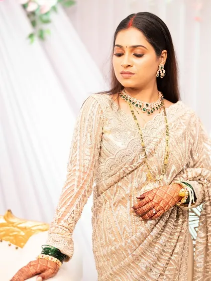 A closer look at the soft glam makeup for this Maharashtrian bride. The focus is on clean lines and a radiant complexion that looks timeless.