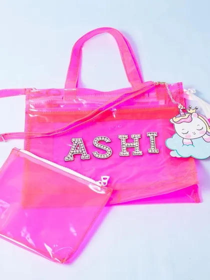 Oh so chic. Our jelly bags are a must have. This one is personalised with the name 'Ashi' in sparkling letters and comes with a cute unicorn charm.