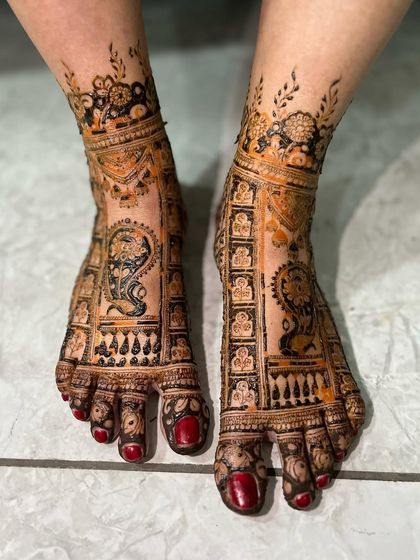 This was one of my best foot designs, featuring a unique snake motif surrounded by architectural elements. It shows how we can incorporate unconventional symbols into your bridal henna.