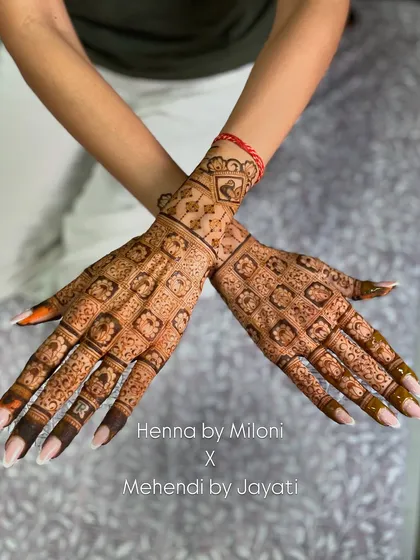 A full view of the grid-pattern mehendi. This design is perfect for someone who loves intricate and geometric art.