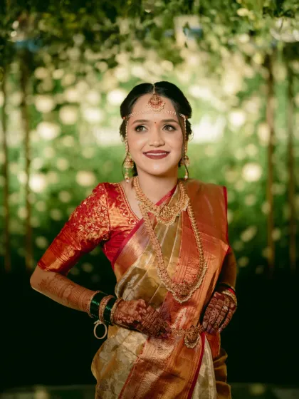 For our Maharashtrian queen, we embraced tradition with a touch of modern glam. This look features a radiant base that complements her Kanjivaram saree and temple jewellery, creating a bold yet soft beauty that is truly unforgettable.