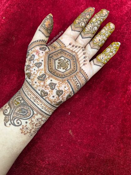 The design with the henna paste applied, showing the contrast that will lead to a beautiful stain.