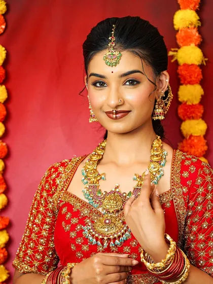 A close-up of one of my classic Kempu stone sets. The combination of red and green stones with an antique gold finish is a timeless choice for South Indian brides, adding a joyful and traditional touch to your celebration.