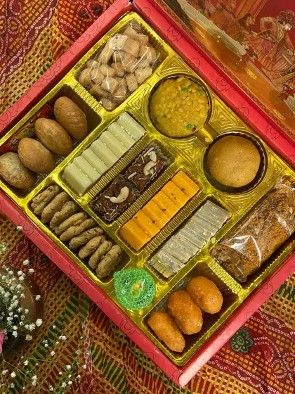 A closer look inside our fancy Bhaji Box for weddings. It’s a perfect mix of traditional sweets like laddoos and barfis, and savoury snacks like mathi and kachori. There’s something for everyone in the family.