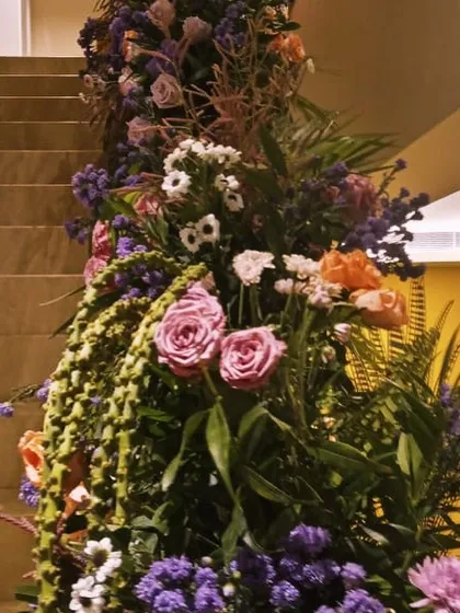 It's not just about balloons. We incorporated stunning, lush floral arrangements to add a touch of natural beauty and elegance to this baby shower setup, creating a beautiful contrast with the modern decor.