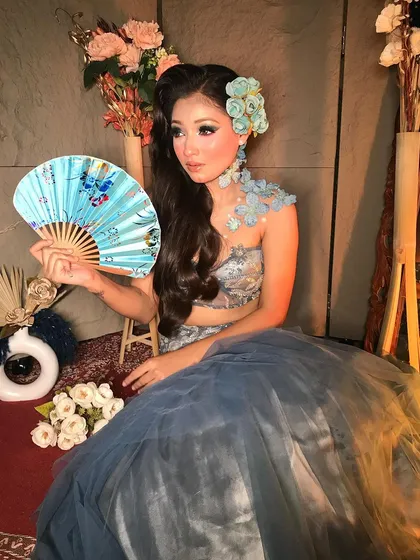 The "Frosty vibes" look with a fan prop, adding to the whimsical and artistic feel of the shoot.