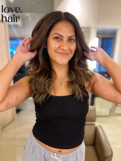 The happy client reveal of our 'sugar honey serotonin' balayage. This bleach and tone look features a beautiful blend of brown and honey highlights.