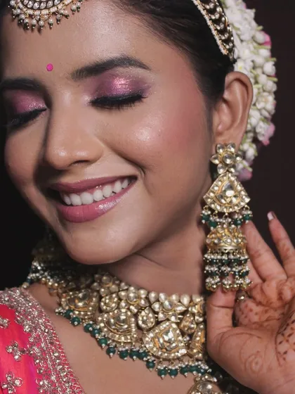 A joyful close-up on the eyes, showing the sparkling pink shadow.