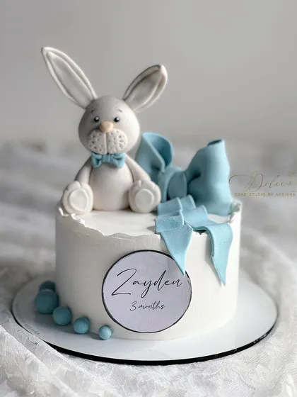 The details on this bunny cake are what make it special. In my class, we work on creating textures and expressions for fondant figures.