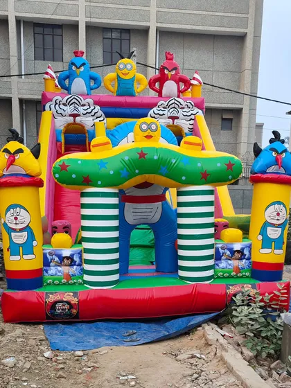 This bouncy castle combines multiple themes, including Angry Birds and Doraemon. We can mix and match different characters to create a unique attraction.