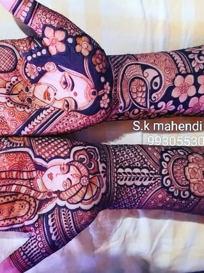 A unique design with portraits on the back of the hands. This is a great option for engagement ceremonies or for brides who want something different.