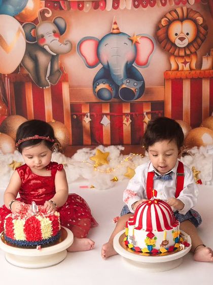 Getting ready for the main event! These sweet twins are all set for their carnival cake smash, and I love capturing these moments of anticipation before the mess begins.