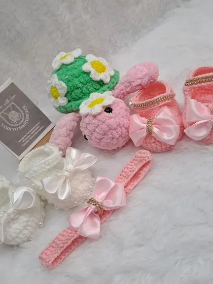 This gift set is perfect for a little princess, featuring two pairs of bow-adorned booties and a plush, daisy-covered turtle toy.