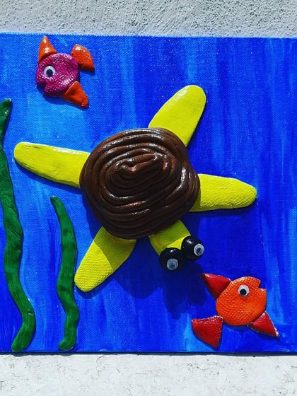 Some beach vibes for you. This sea turtle was made with air-dry clay on a painted canvas, a perfect project for a mini summer vacation in the studio.