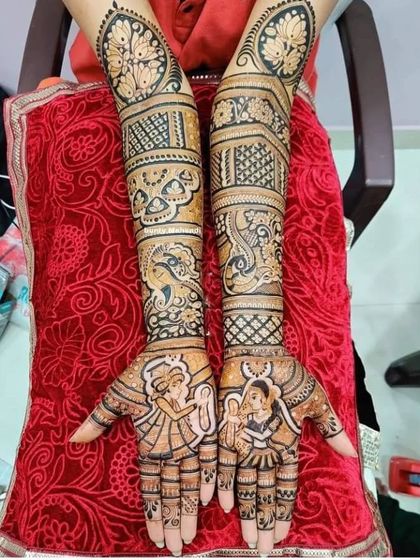 A playful design with dancing couple portraits on the palms, perfect for a bride who wants to capture the joy of her sangeet.