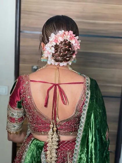 A closer look at this Gottapatti and floral bun. The combination of the traditional accessory and the fresh flowers creates a truly unique and beautiful hairstyle.