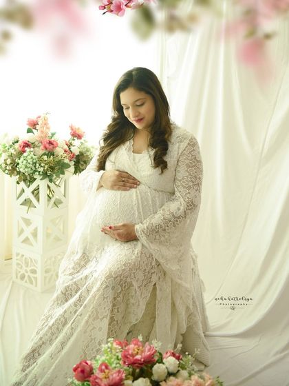 Adding a soft floral overlay to the frame enhances the dreamy, ethereal quality of this light and airy maternity portrait.