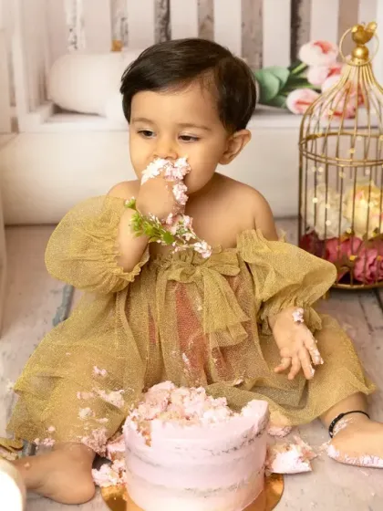 Getting the first taste of birthday cake is a moment of pure discovery. This cakesmash session captures the textures and emotions of this fun milestone.