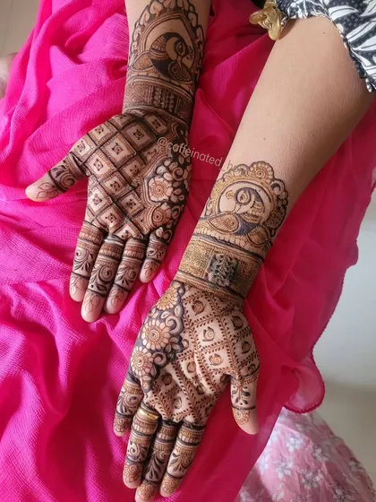 This design was for a family friend who loves grids and peacocks. I combined a classic diamond grid pattern on the palm with a beautiful peacock cuff for a balanced and traditional bridal style.