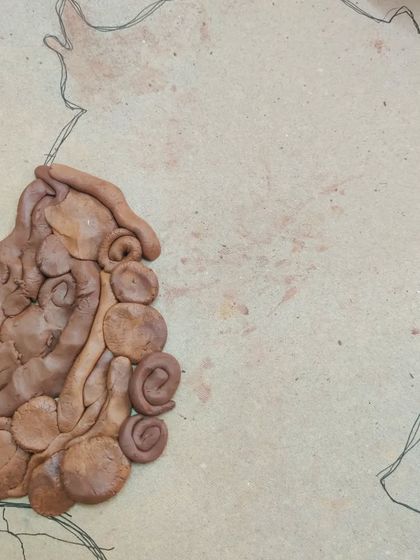 Exploring what makes us unique through clay silhouettes. The children had a wonderful time outlining their profiles and filling them with textures and shapes that represent their personalities.