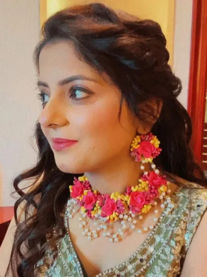 A perfect look for a Mehendi or Haldi ceremony. The client wears beautiful floral jewelry, which I've complemented with fresh, natural-looking makeup and a simple yet elegant half-up hairstyle.