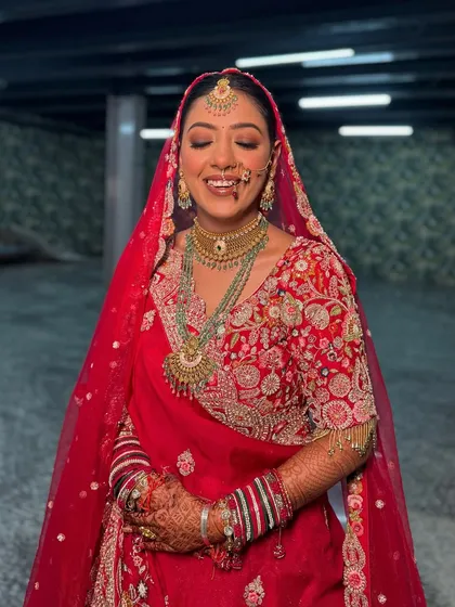 A happy, candid moment with the bride Sona. Her makeup looks fresh and radiant even in a candid laugh, proving that the right technique ensures you look perfect all day.