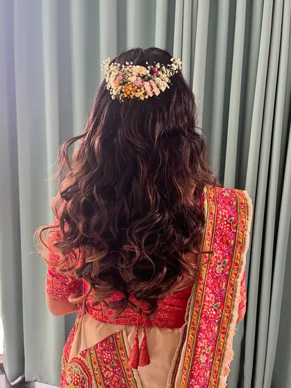 A beautiful floral hair accessory made of fresh flowers, creating a crown-like effect for a soft and romantic hairstyle.