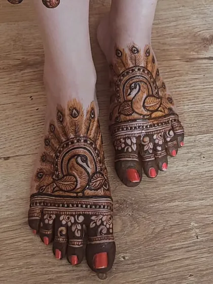 An elegant design with two swans facing each other, their feathers creating a beautiful fan-like pattern on the feet.