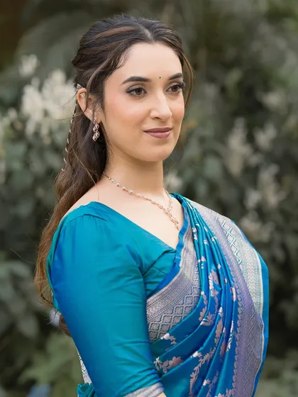 Two events, one look. For Shalmali's Sakharpuda, she wore this beautiful peacock-colored saree. Her makeup was designed to be versatile enough to transition to her Sangeet look right after.