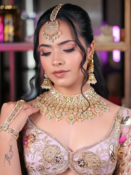 This close-up on the eye makeup shows the delicate blend of pink tones and the perfectly defined lashes, a key technique for soft glam looks.