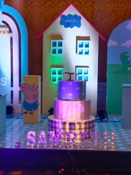 A closer look at the Peppa Pig stage. The setup includes a 3D house, a custom cake stand, and fun props like a giant donut, bringing the cartoon to life.