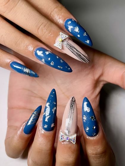 Elevate your nails with the perfect blend of elegance and edge. This set features striking spider gel lines, luxurious foil accents, and 3D bows.