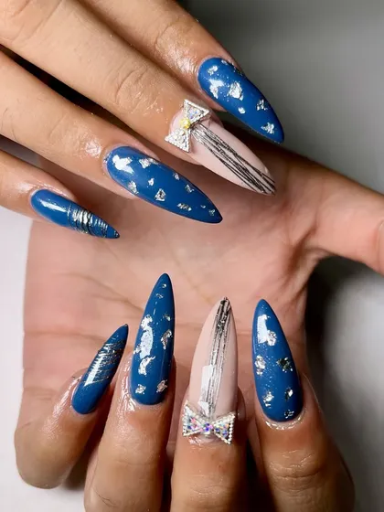 Elevate your nails with the perfect blend of elegance and edge. This set features striking spider gel lines, luxurious foil accents, and 3D bows.