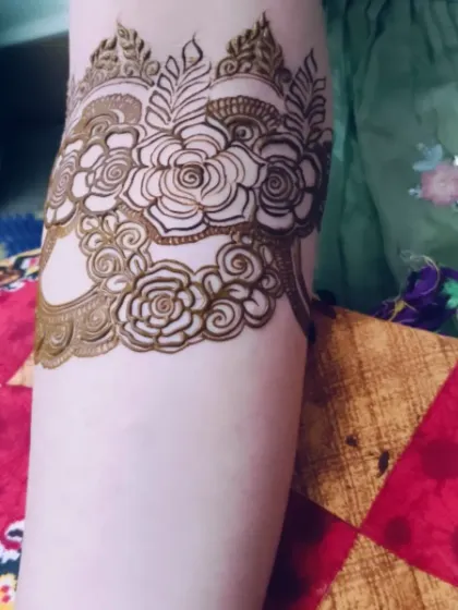 Another beautiful arm band, this one with delicate rose patterns. It's like wearing a piece of jewelry made of henna.