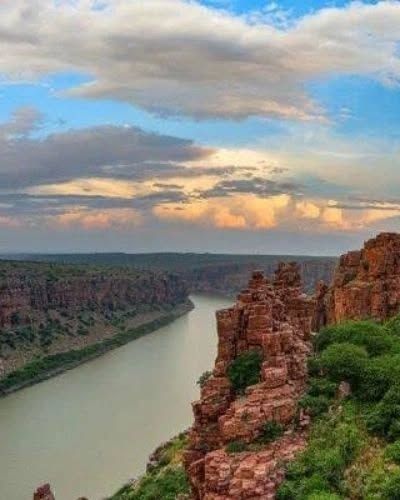 The Grand Canyon of India, Gandikota, under a beautiful sky. The views here are simply unforgettable.